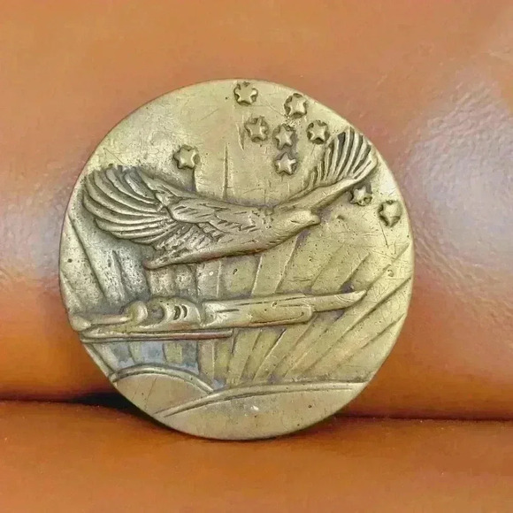 VINTAGE BRASS ROUND BELT BUCKEL BALD FLYING EAGLE BIRD HAWK FALCON HUNTER TAIWAN - Picture 1 of 9